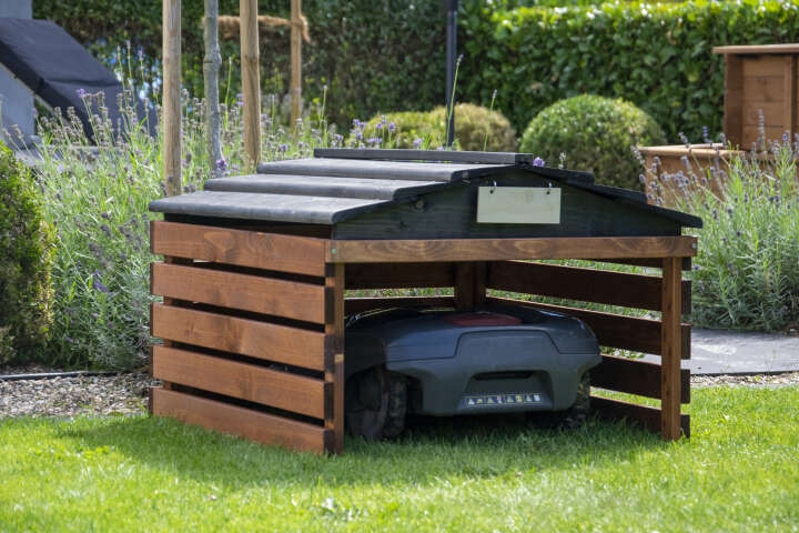 dobar Mährobotergarage mit Schild